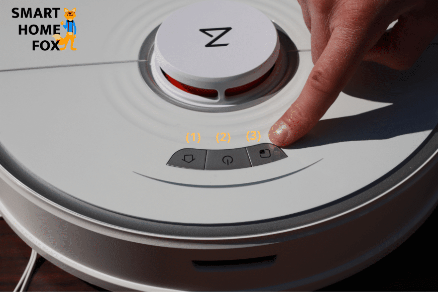 Steuerungstasten auf der Oberseite des Roborock Saugroboters in der Nahansicht